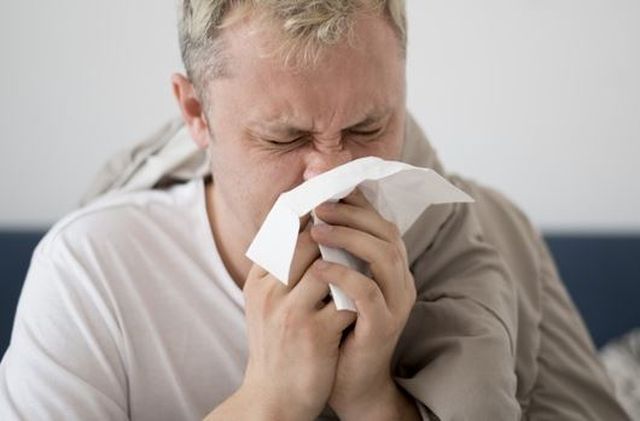Nieżyt nosa – sprawdzone sposoby na poradzenie sobie z katarem