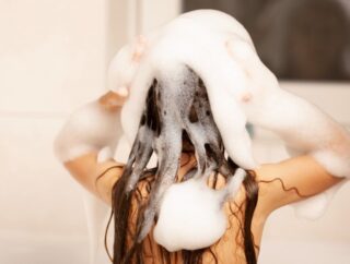 Oto jak wydłużyć czas między myciami włosów: najlepsze porady