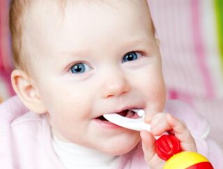 Ząbkowanie u niemowląt – Objawy i jak pomóc maluszkowi w tym procesie