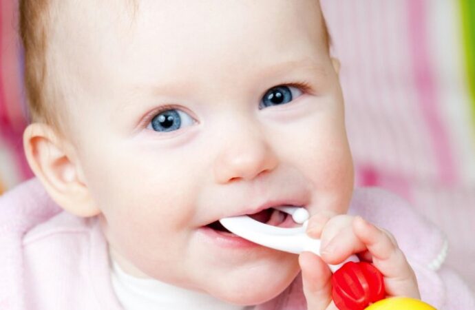 Ząbkowanie u niemowląt – Objawy i jak pomóc maluszkowi w tym procesie