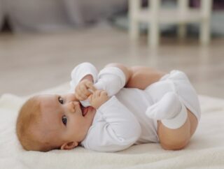 Kluczowe momenty w rozwoju niemowlaka – jak je dostrzegać i wspierać?
