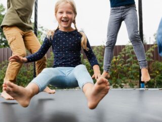 Bezpieczeństwo dzieci na trampolinie – co należy wiedzieć